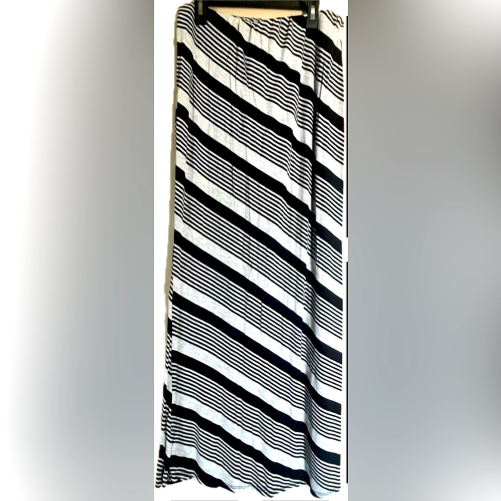 Double click black & white maxi skirt . Women’s size Large